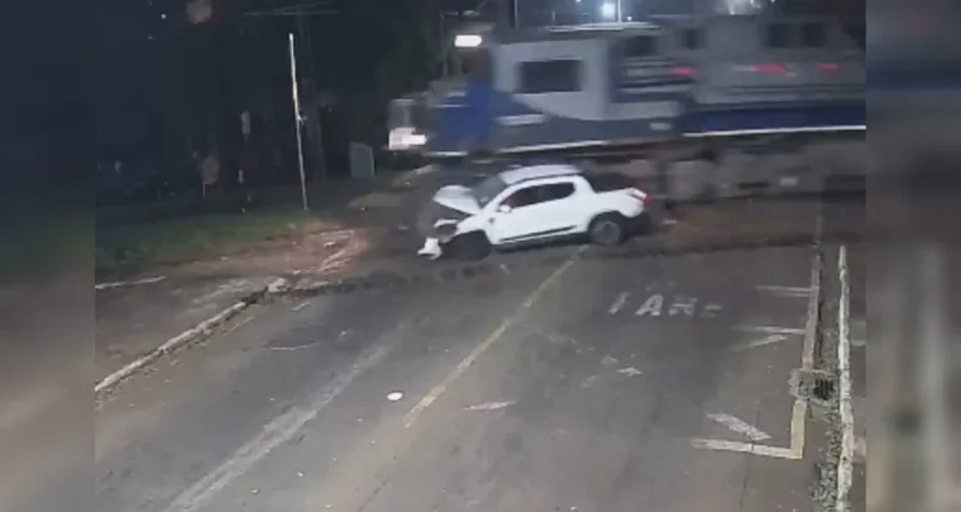 Câmeras flagram caminhonete atingida por trem em Jandaia do Sul