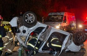 Carro fica destruído após motorista perder o controle e capotar várias vezes na BR-376, em Maringá