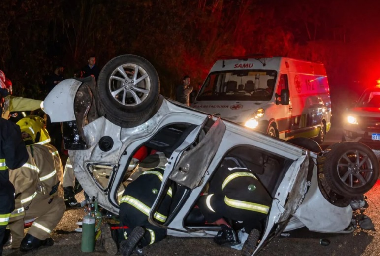 Carro fica destruído após motorista perder o controle e capotar várias vezes na BR-376, em Maringá Imagem referente a Carro fica destruído após motorista perder o controle e capotar várias vezes na BR-376, em Maringá