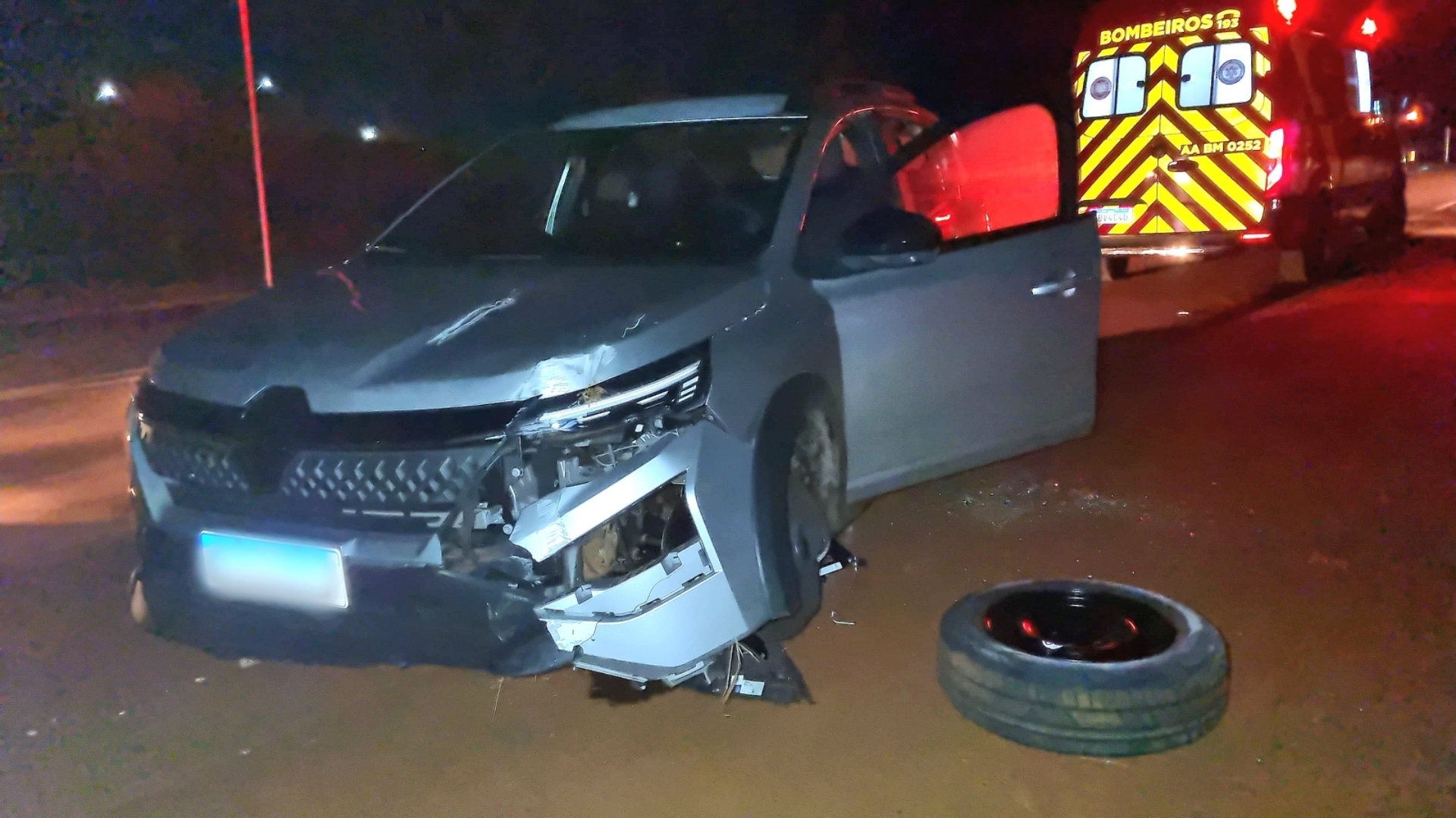 Jovem de 24 anos é socorrido após colisão contra anteparo na Avenida das Torres