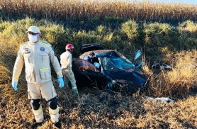 Bombeiros são acionados após Toyota Etios capotar na PR-486