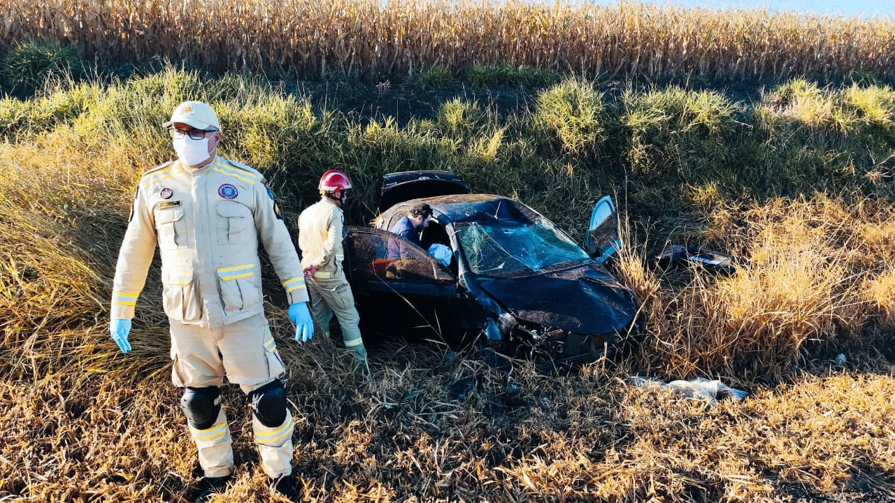 Bombeiros são acionados após Toyota Etios capotar na PR-486