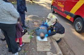 Mulher fica ferida após tropeçar em ferro na calçada no Cascavel Velho