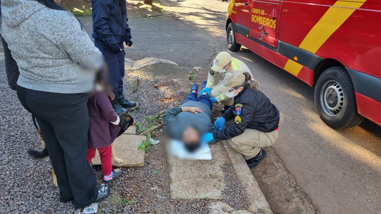 Mulher fica ferida após tropeçar em ferro na calçada no Cascavel Velho