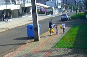 Absurdo: Pai é flagrado dando chute na cara da filha de 3 anos
