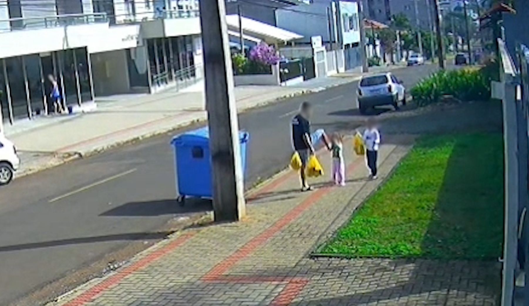 Absurdo: Pai é flagrado dando chute na cara da filha de 3 anos