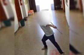 Homem é preso após invadir prefeitura, ameaçar servidores e atacar sala a pedradas