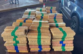 Caminhão com placas do Paraguai é flagrado com 500 kg de maconha na Ponte da Amizade, em Foz do Iguaçu Caminhão com placas do Paraguai é flagrado com 500 kg de maconha na Ponte da Amizade, em Foz do Iguaçu