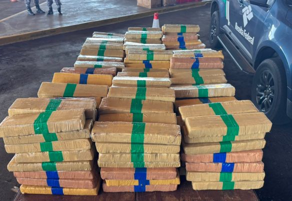 Caminhão com placas do Paraguai é flagrado com 500 kg de maconha na Ponte da Amizade, em Foz do Iguaçu