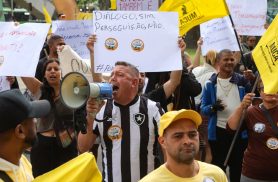 Camelôs protestam contra programa da prefeitura no Rio