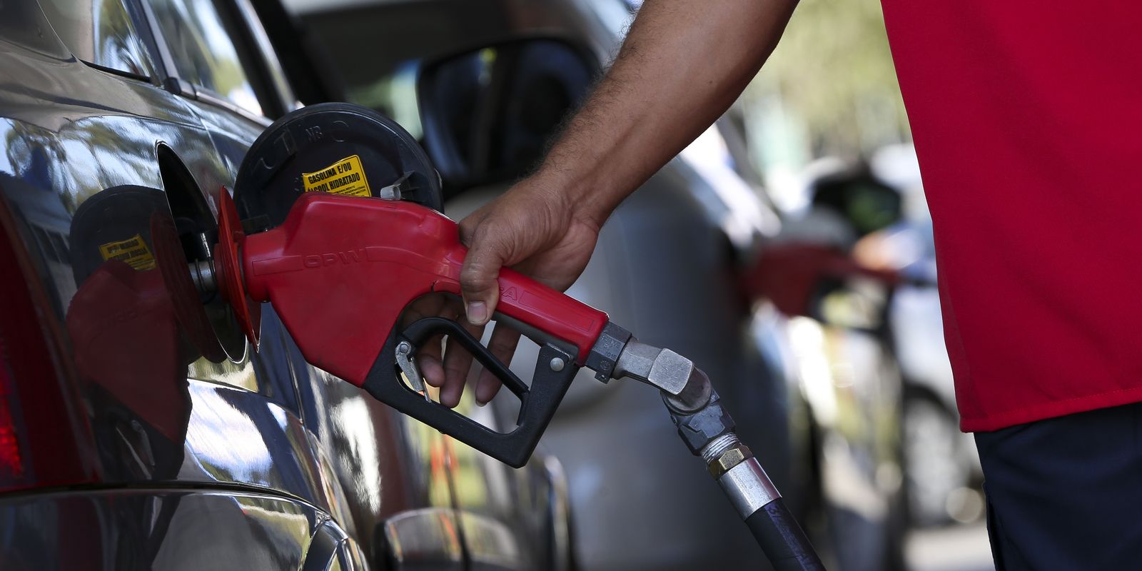 Imagem referente a Governo adia reunião que pode aumentar etanol na gasolina para 32%