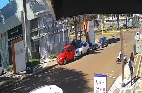 Câmera registra colisão entre bicicleta e autopropelido elétrico na ciclovia da Avenida Brasil Câmera registra colisão entre bicicleta e autopropelido elétrico na ciclovia da Avenida Brasil