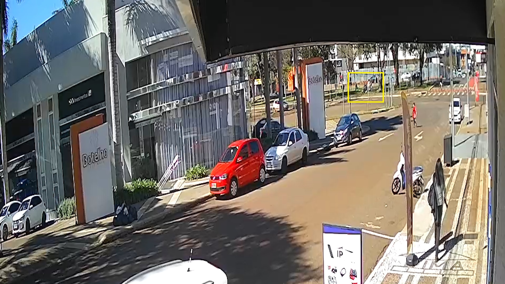 Câmera registra colisão entre bicicleta e autopropelido elétrico na ciclovia da Avenida Brasil