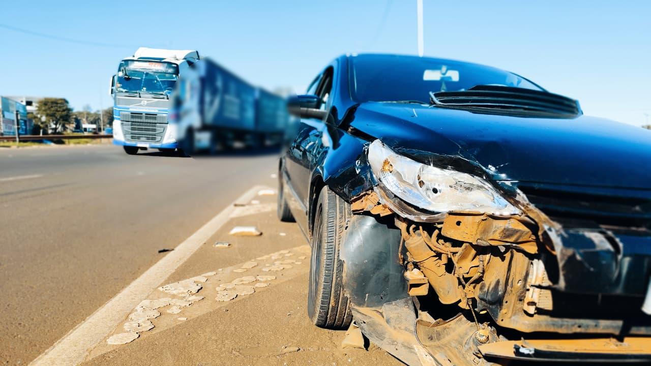 Acidente entre dois carros é registrado no Trevo Cataratas