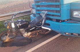 Motociclista morre após colisão traseira com caminhão na PR-486