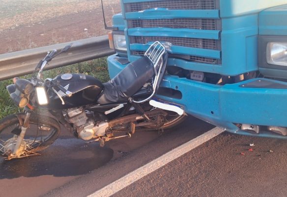 Motociclista morre após colisão traseira com caminhão na PR-486