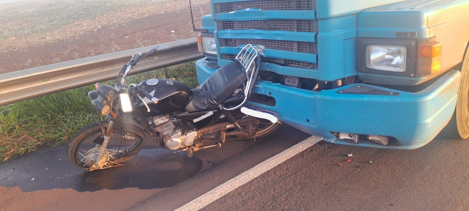 Imagem referente a Motociclista morre após colisão traseira com caminhão na PR-486