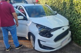 Após colisão contra Peugeot, Ka só para depois de bater em muro; motorista ferida