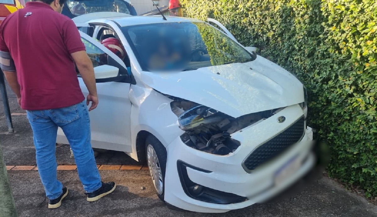 Após colisão contra Peugeot, Ka só para depois de bater em muro; motorista ferida