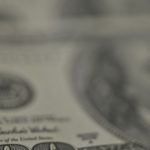 Imagem relativa a Dólar recua, bolsa cai e petróleo dispara com tensão no Oriente Médio