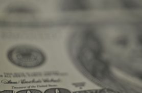 Dólar recua, bolsa cai e petróleo dispara com tensão no Oriente Médio Dólar recua, bolsa cai e petróleo dispara com tensão no Oriente Médio