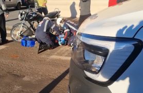Mulher fica no asfalto após colisão entre moto e camionete no Parque São Paulo