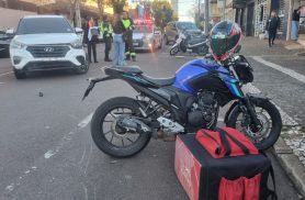 Jovem de 20 anos é a vítima de batida entre moto e carro ao lado da Catedral