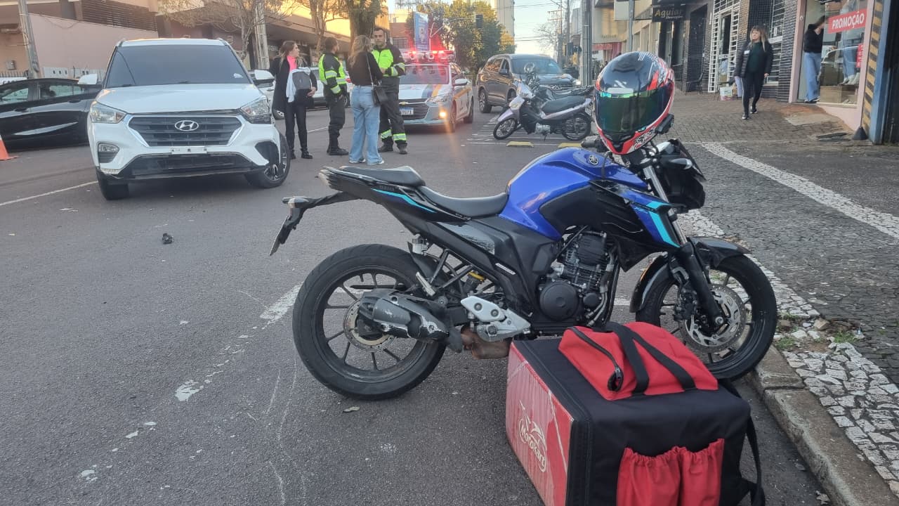 Jovem de 20 anos é a vítima de batida entre moto e carro ao lado da Catedral