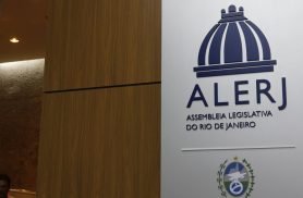 Deputados do RJ aprovam tornozeleira rosa para agressores de mulheres Deputados do RJ aprovam tornozeleira rosa para agressores de mulheres