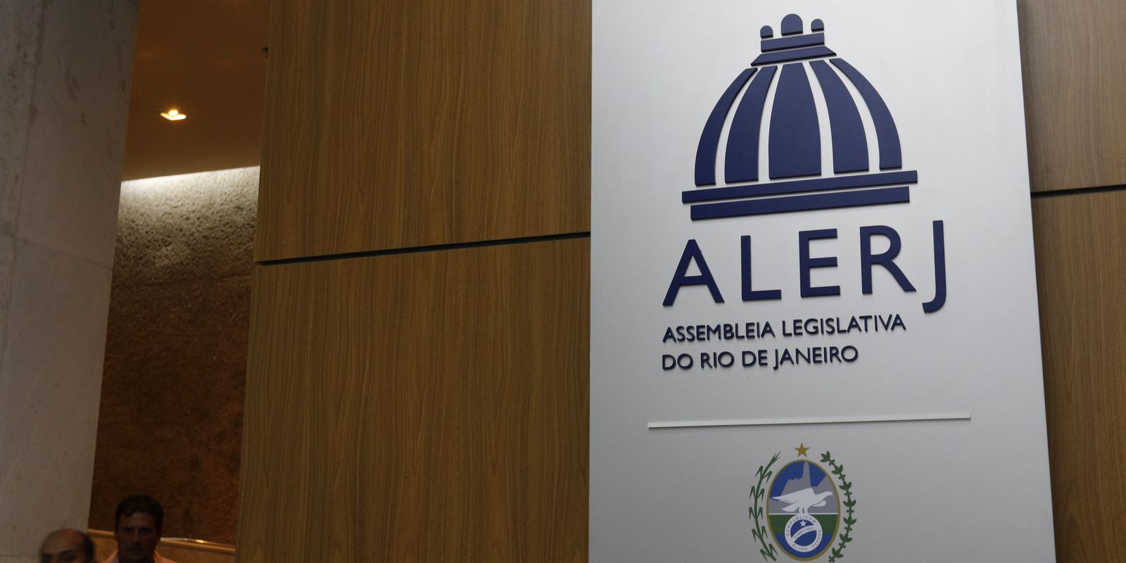 Imagem referente a Deputados do RJ aprovam tornozeleira rosa para agressores de mulheres