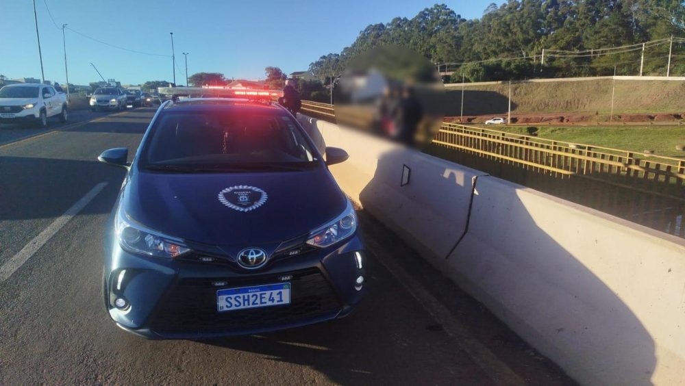 Samu e Guarda Civil Patrimonial evitam tragédia em viaduto de Cascavel Imagem referente a Samu e Guarda Civil Patrimonial evitam tragédia em viaduto de Cascavel