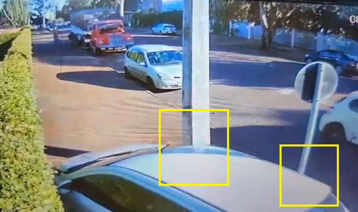 Vídeo mostra Ka tirando fina de postes e batendo em muro após colisão contra Peugeot