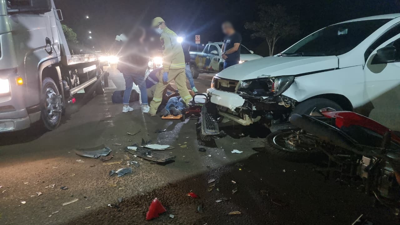 Motociclista fica ferida em acidente entre moto e carro no bairro Angra dos Reis