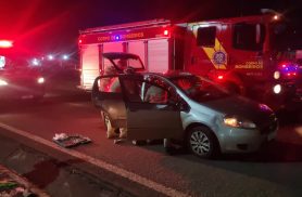 Colisão entre carros na marginal da BR-277 deixa jovem ferida