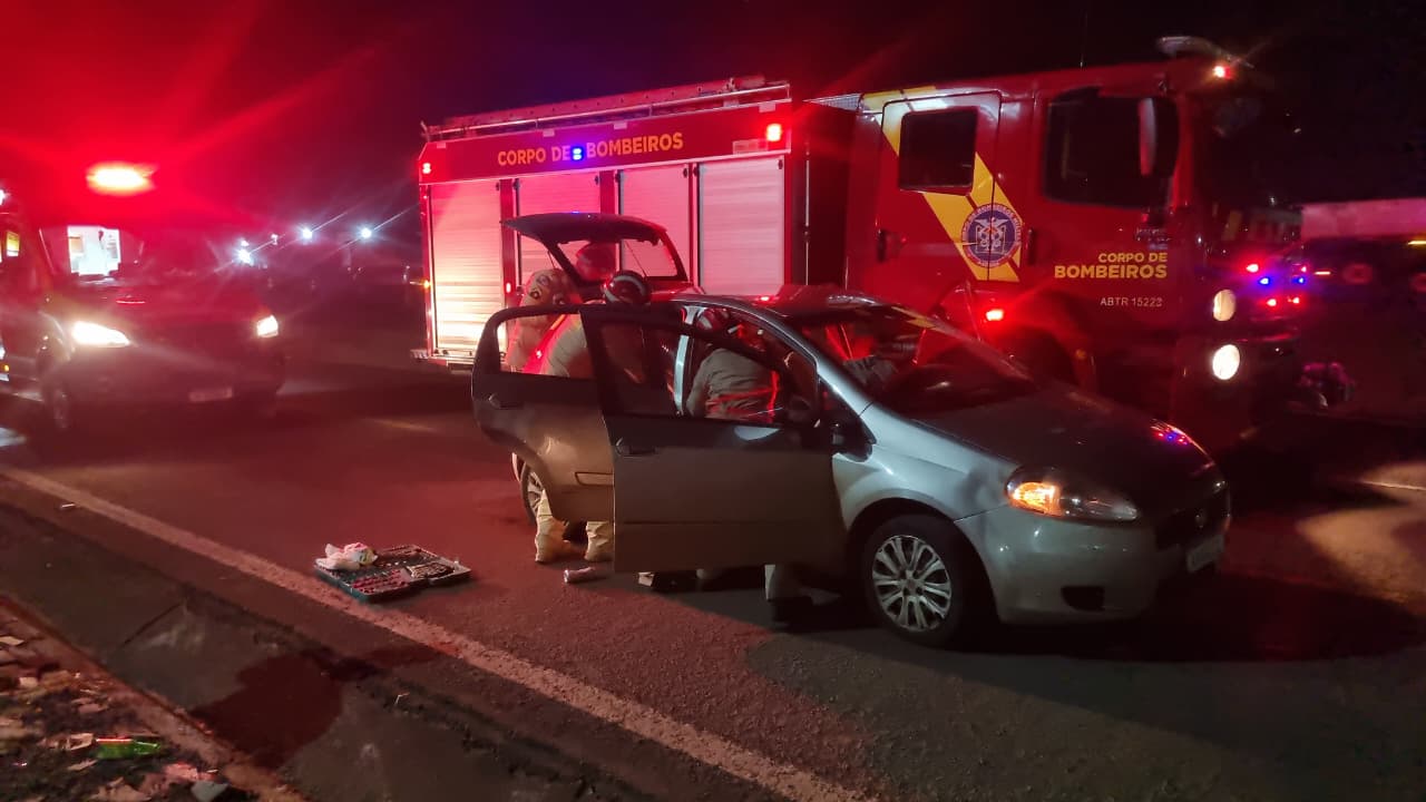 Colisão entre carros na marginal da BR-277 deixa jovem ferida