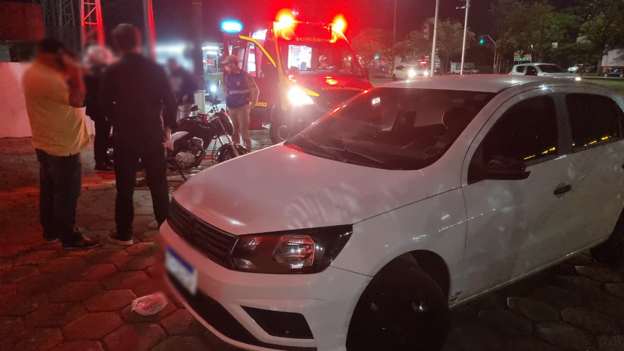 Motociclista sem habilitação fica ferido após colisão com carro no bairro Alto Alegre, em Cascavel