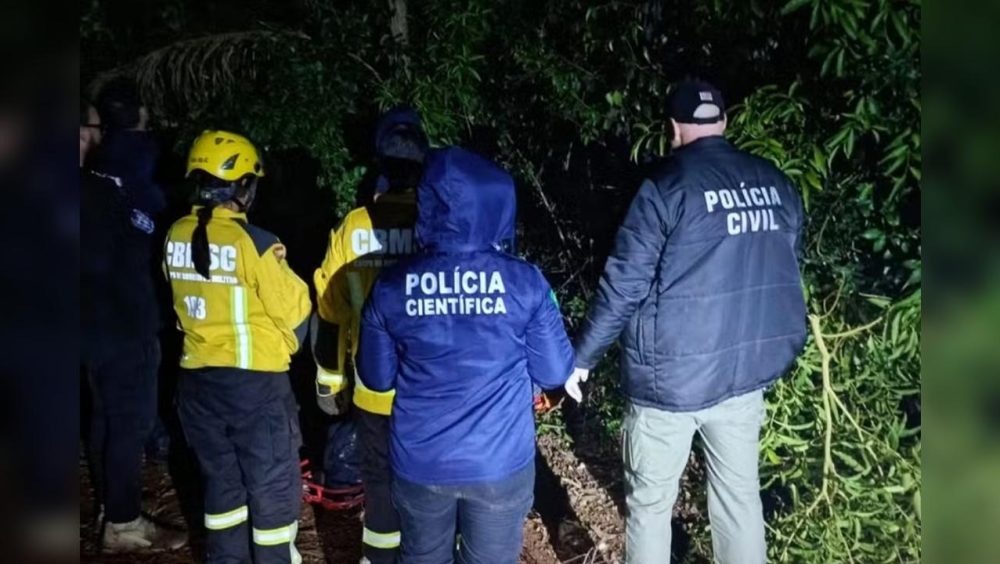 Adolescente de 17 anos é sequestrada e executada a tiros; dois suspeitos presos Imagem referente a Adolescente de 17 anos é sequestrada e executada a tiros; dois suspeitos presos