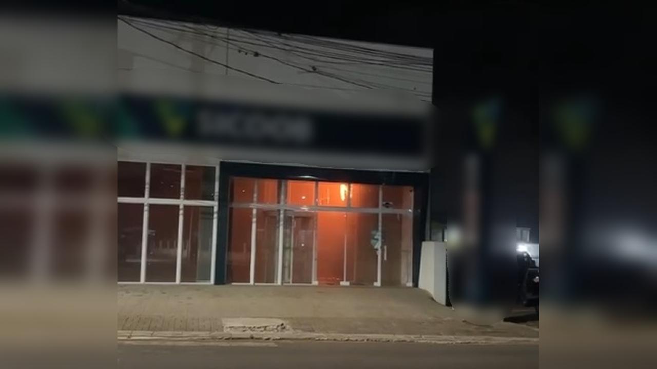 Incêndio atinge cooperativa de crédito em Cantagalo e mobiliza bombeiros