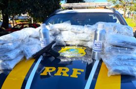 Compartimentos ocultos escondiam drogas e arma de uso restrito em carro abordado pela PRF na BR-369