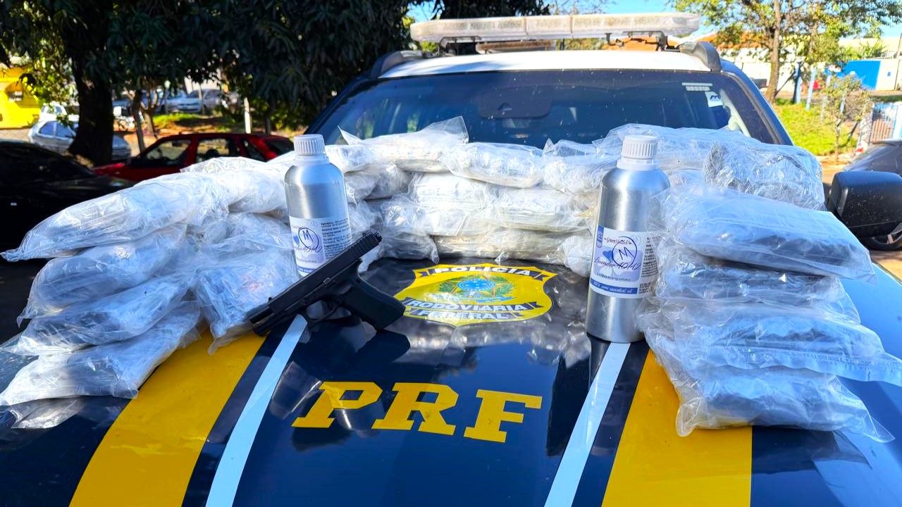 Compartimentos ocultos escondiam drogas e arma de uso restrito em carro abordado pela PRF na BR-369