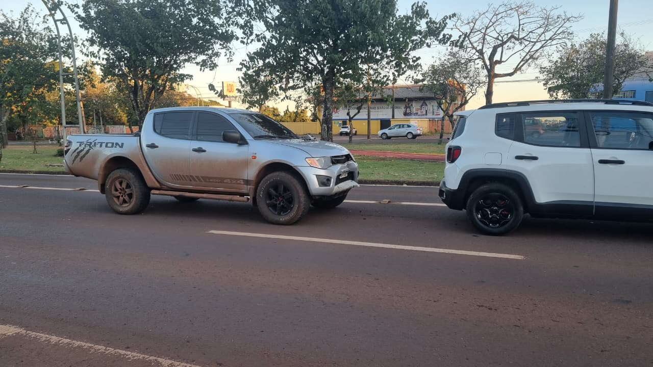 Colisão traseira entre Jeep Renegade e L200 Triton é registrada na Avenida Tancredo Neves