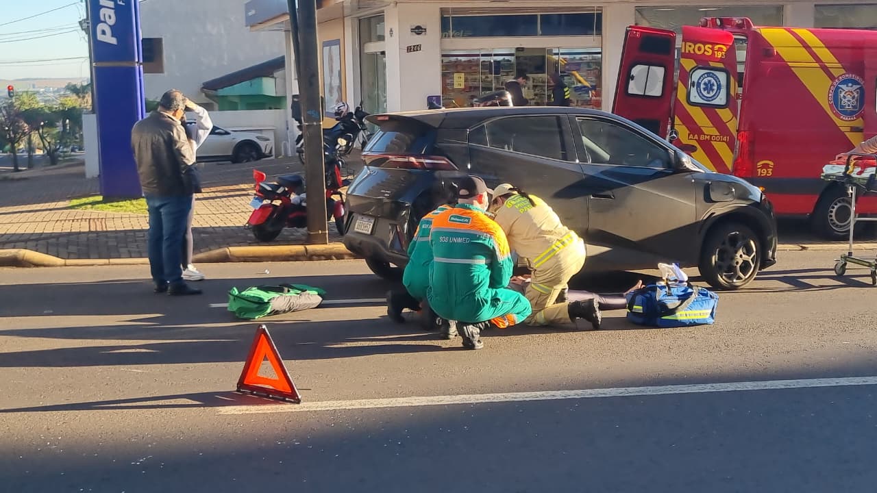 Em scooter elétrica, mulher fica ferida após bater com BYD na Rua Minas Gerais