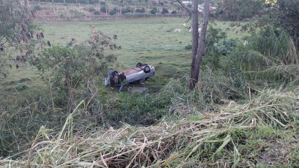 Às vésperas do casamento, jovem capota carro do noivo e cai em barranco de 60 metros Imagem referente a Às vésperas do casamento, jovem capota carro do noivo e cai em barranco de 60 metros