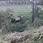 Imagem relativa a Às vésperas do casamento, jovem capota carro do noivo e cai em barranco de 60 metros