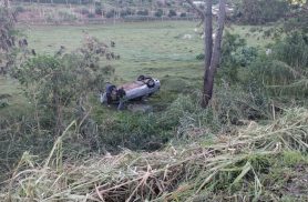 Às vésperas do casamento, jovem capota carro do noivo e cai em barranco de 60 metros