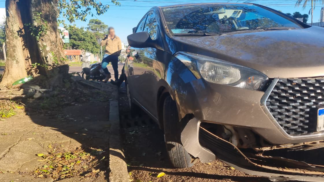 Hyundai HB20 e Honda Biz se envolvem em forte acidente no Bairro Parque São Paulo