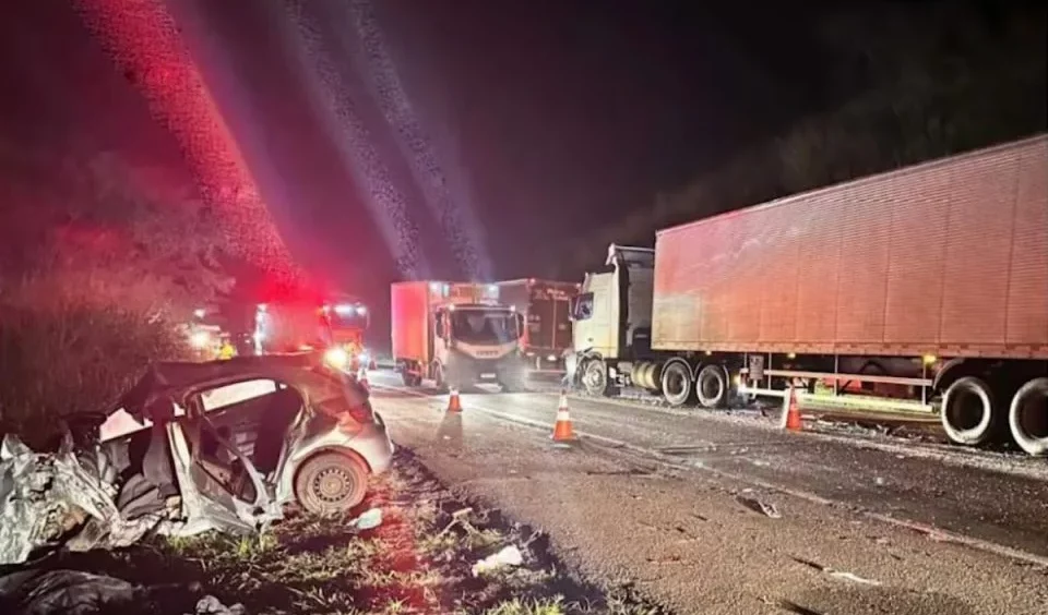 Tragédia na BR-153: Pai e duas filhas morrem em acidente frontal com caminhão Imagem referente a Tragédia na BR-153: Pai e duas filhas morrem em acidente frontal com caminhão
