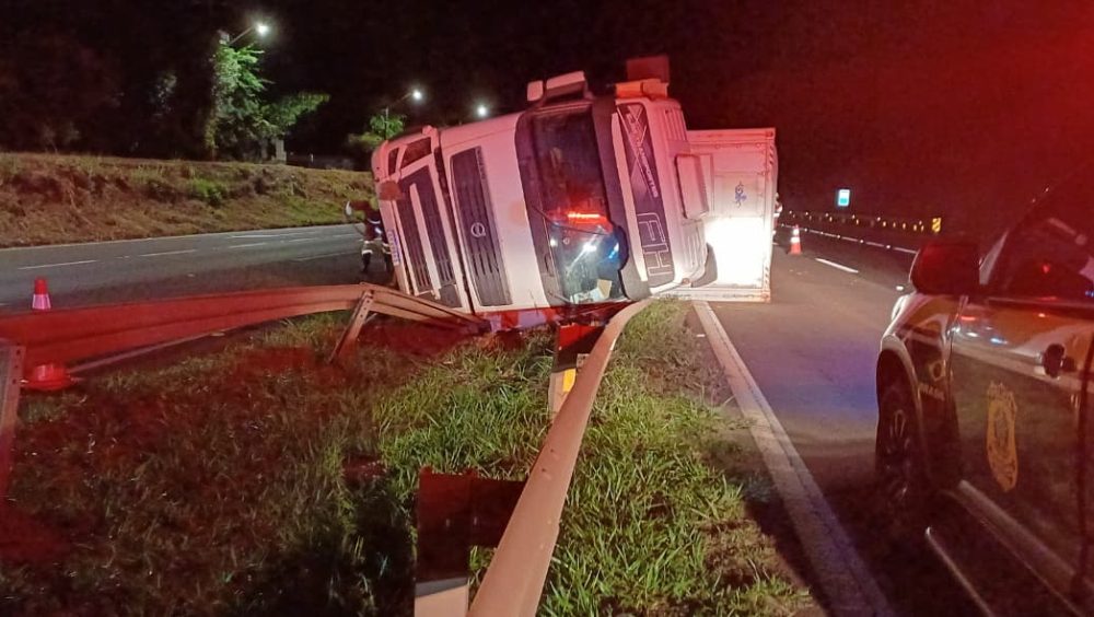 Conjunto caminhão-semirreboque tomba na BR-376, em Califórnia Imagem referente a Conjunto caminhão-semirreboque tomba na BR-376, em Califórnia