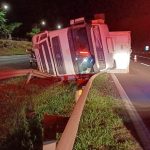 Imagem relativa a Conjunto caminhão-semirreboque tomba na BR-376, em Califórnia