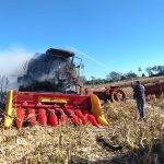 Imagem relativa a Colheitadeira pega fogo durante colheita em propriedade rural de Mercedes